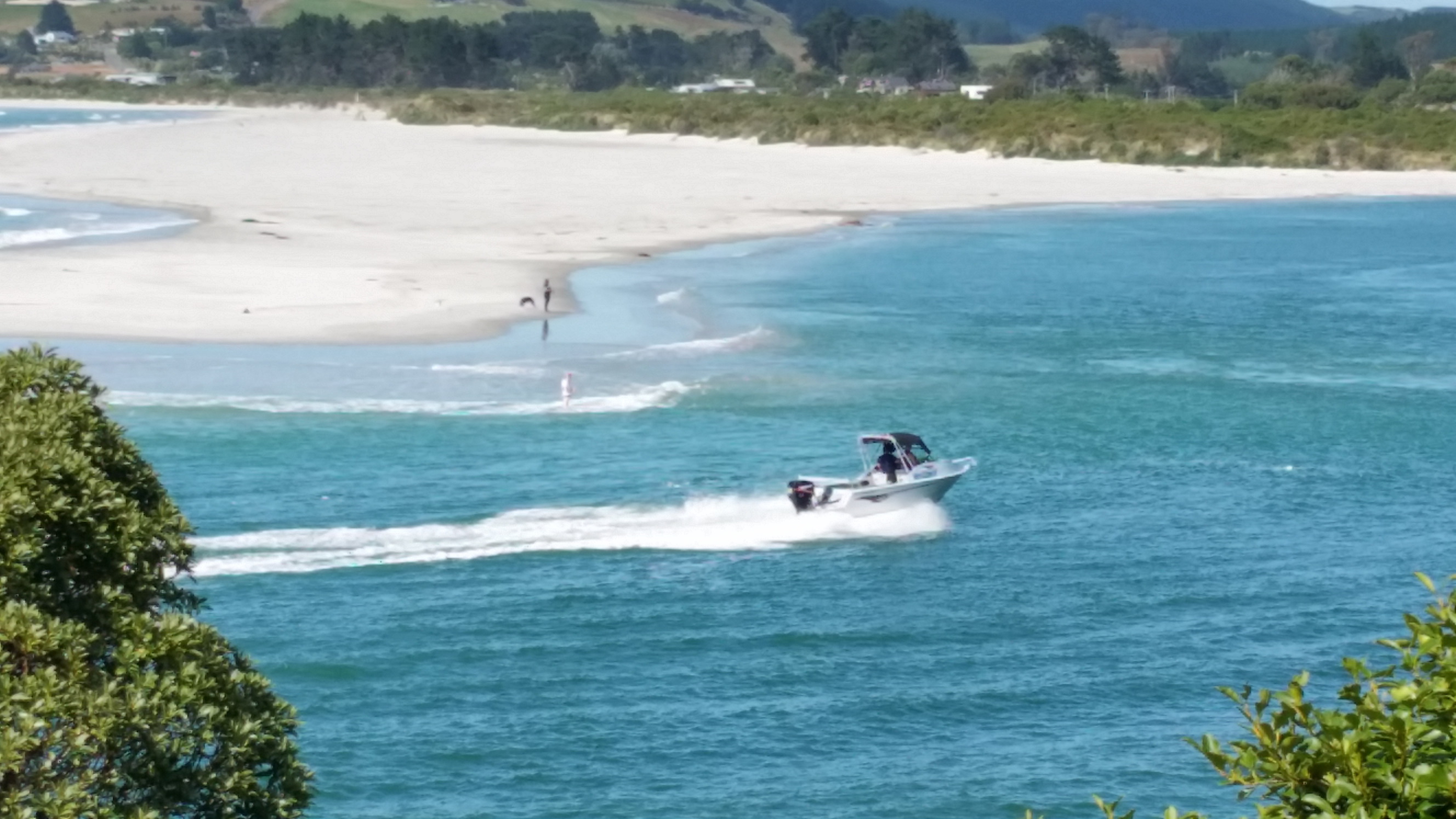 boat near beach 20170205_111629_111629.jpg